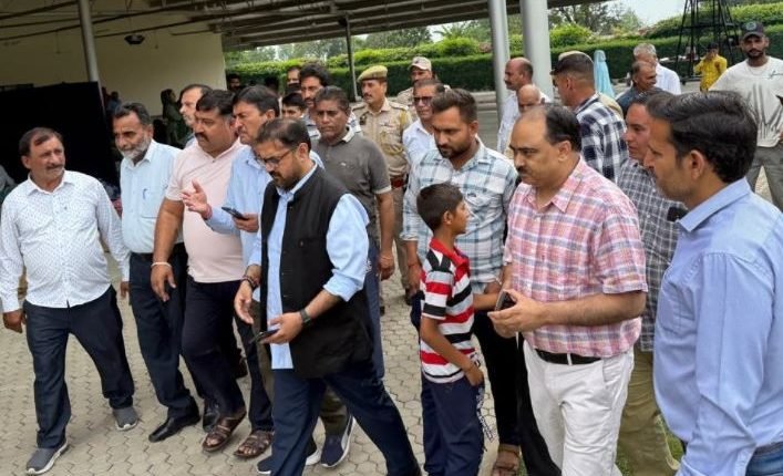 Satish Sharma visits GMC Jammu; enquires about health of Cross Border shelling victims