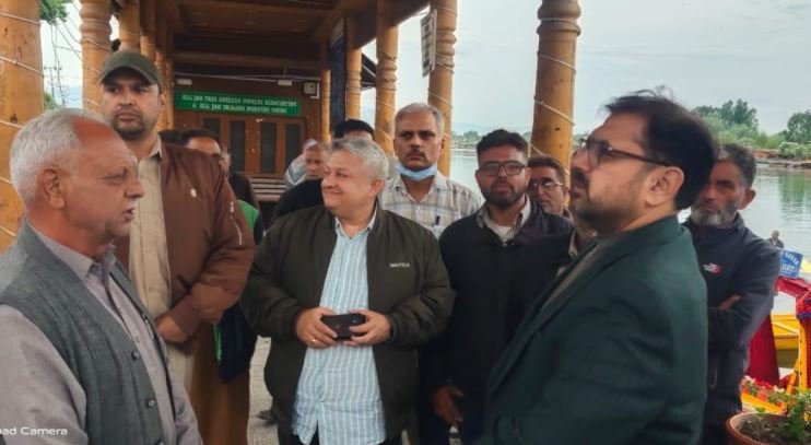 Satish Sharma meets Shikara Owners; assesses their issues