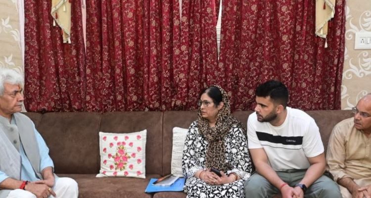 LG Manoj Sinha Pays Tribute to Late Ramesh Arora, Visits Bereaved Family in Jammu