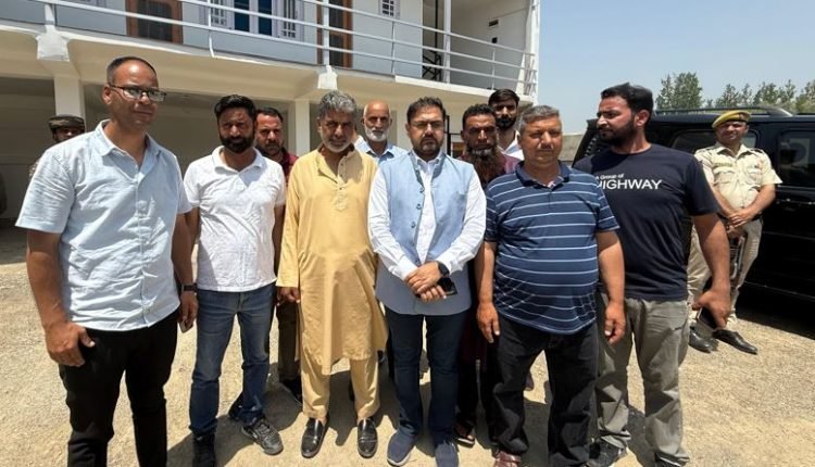 Railway Taxi Association meets Satish Sharma; seeks inclusion in transport upgradation initiatives