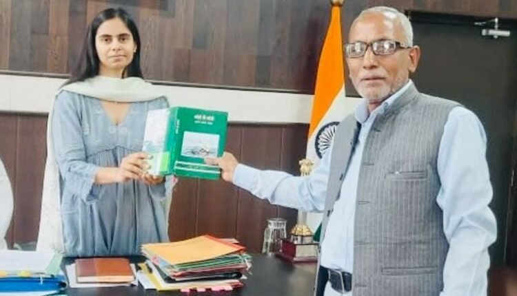 Eminent Writer Abdul Quddīr Kundrīa Presents Dogri Book ‘Gottey Gae Gottey’ to DC Reasi