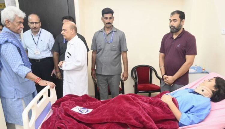 Lieutenant Governor visits GMC Jammu, enquires about the health of family members of Late Shri Rajinder Singh