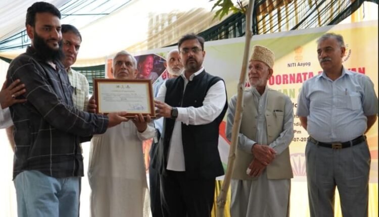 Satish Sharma chairs 'Sampoornata Samman Samaroh', inaugurates 'Aakanksha Haat' in Bandipora