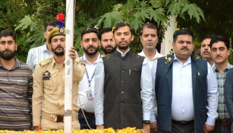 Director Information hoists Tri-Color at DIPR Complex Srinagar;Extends 79th Independence Day greetings
