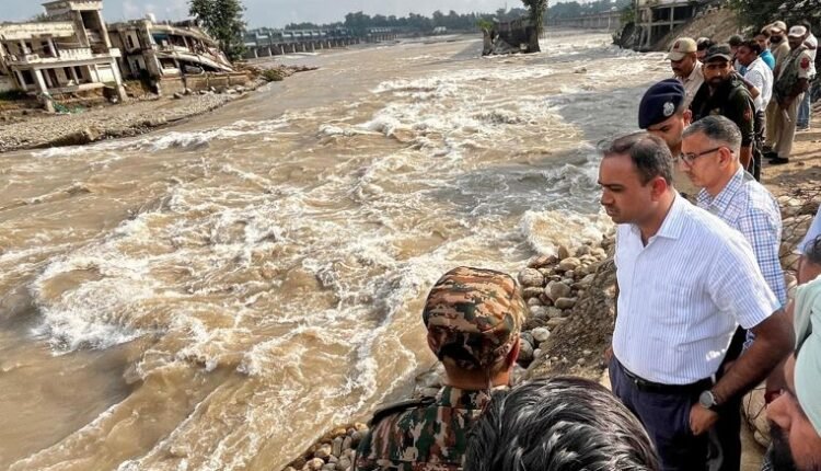 Div Com Jammu inspects protection works on Ravi River embankment at Lakhanpur