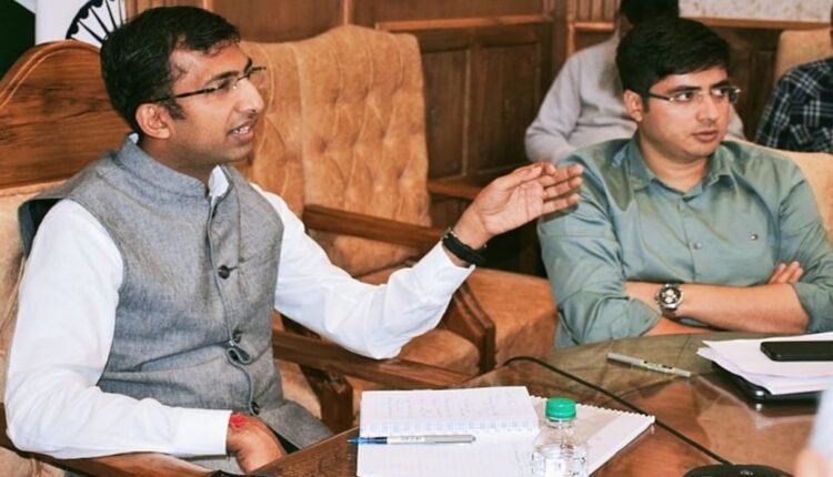 Div Com Kashmir reviews status of Srinagar Smart City projects;Calls for completion of projects within timelines, resolution of interdepartmental issues