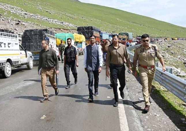 Over 2200 fruit-laden trucks evacuated via Mughal Road during past 24 hours: Div Com Kashmir