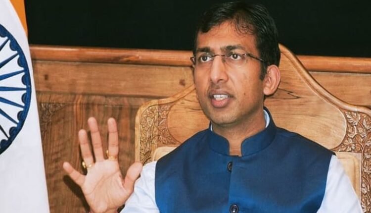 Div Com Kashmir reviews status of migrant grievances, related issues