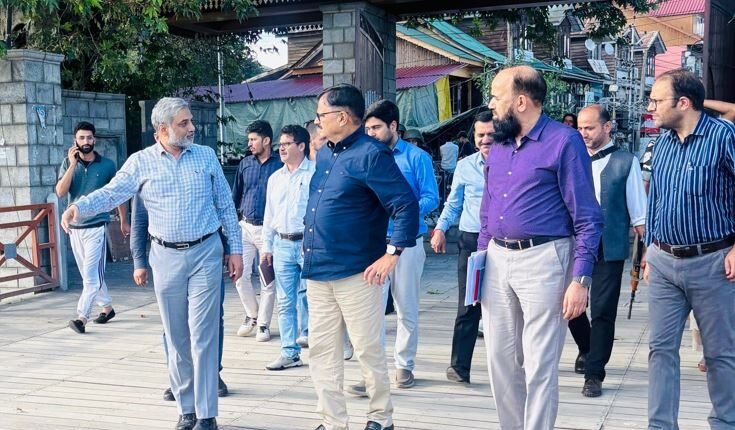 Jal Shakti Minister reviews post-flood situation in Srinagar