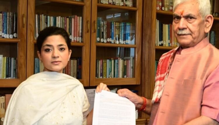 Iltija Mufti Meets LG, Seeks Relief for Apple Growers Amid Highway Disruptions