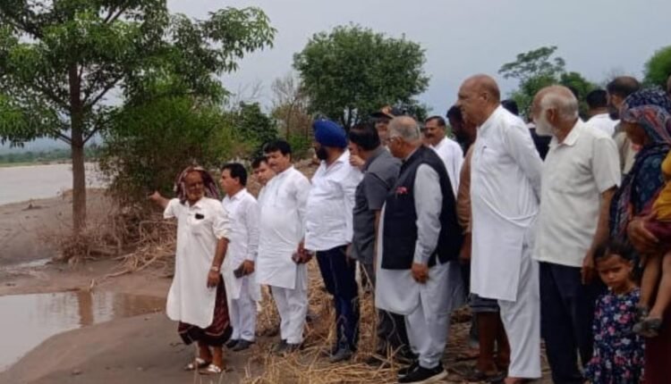 Karra led Congress team visits Garkhal, Pargwal border areas, met affected people