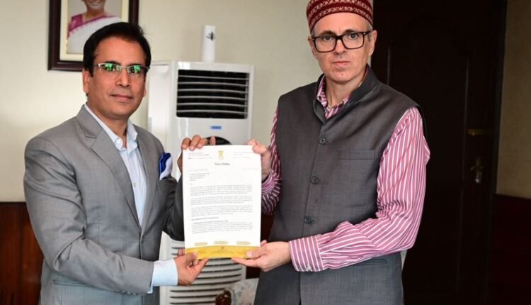 Tanvir Sadiq submits Urban Reform Proposal to HCM Omar Abdullah