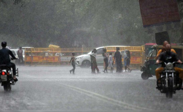IMD issues orange alert for three Maharashtra districts as moderate rain, thunderstorms expected