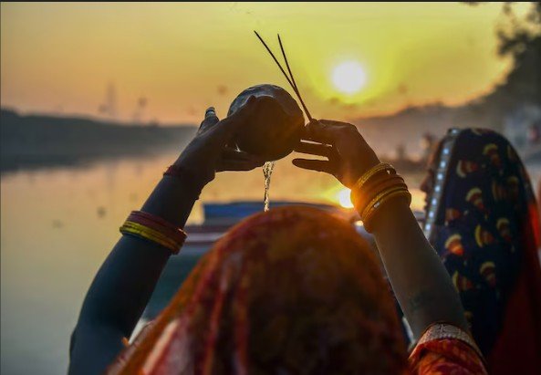 Devotees Offer Final ‘Usha Arghya’ Prayers Marking Conclusion of Chhath Puja
