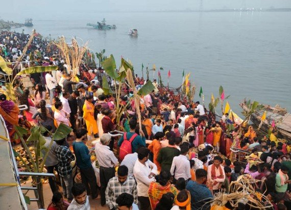 Devotees Offer Morning Arghya at River Ghats Across Bihar on Final Day of Chhath Puja