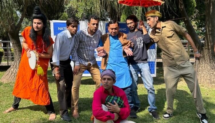 Balwant Thakur’s Dogri Play ‘Gatte-ch-Maanu’ Staged at Rani Park, Exposes the Irony of Social Apathy