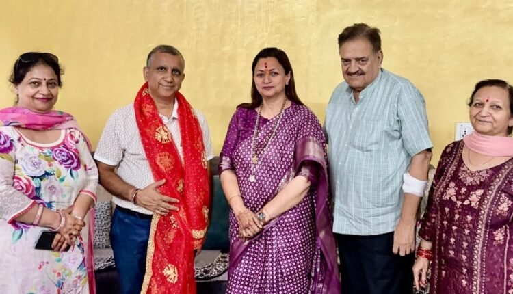 Rekha Mahajan felicitates Jammu’s cartoonist Manoj Chopra for lifetime achievement award