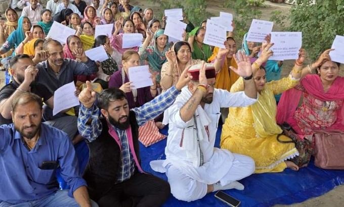 Daily Wagers Stage Protest Near Press Club, Demand Regularization and Pending Wages