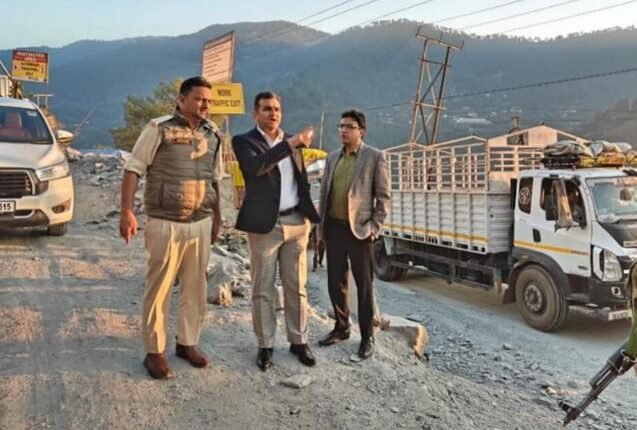 DC Ramban inspects traffic regulation on National Highway ;Calls for seamless movement of Fruit laden trucks