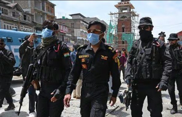 Srinagar Police, CRPF Conduct CASO in Lal Chowk; Hotels Under Scanner