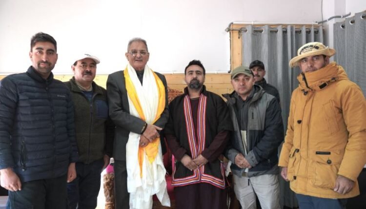 Delegation from Darchik Garkon calls on LG Kavinder