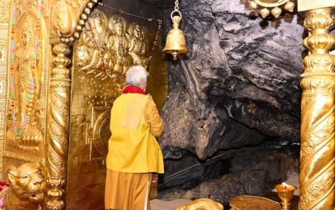 Lieutenant Governor Manoj Sinha pays obeisance at Shri Mata Vaishno Devi Shrine