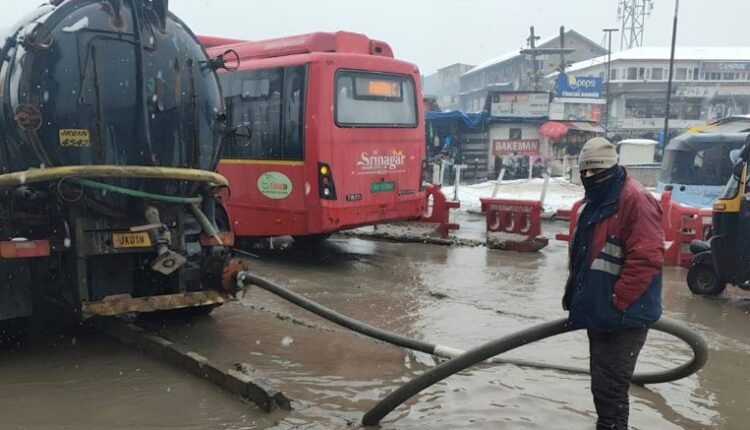 SMC executes City-Wide De-Watering drive;Clears Hotspots, activates 24×7 Monitoring after Snowfall