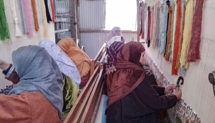 Handicraft Dept launches skill training under SAMARTH to revive carpet weaving in Kashmir