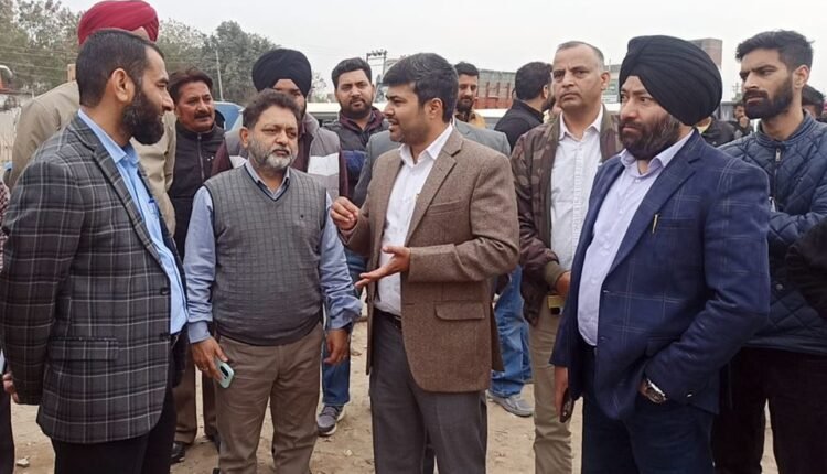 JMC Commissioner conducts sanitation and anti-encroachment drive in wards 49 and 74