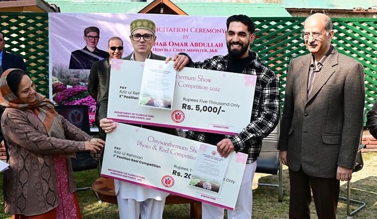 CM Omar Abdullah felicitates winners of Chrysanthemum Garden Photography & Reel Competition organized by Floriculture department