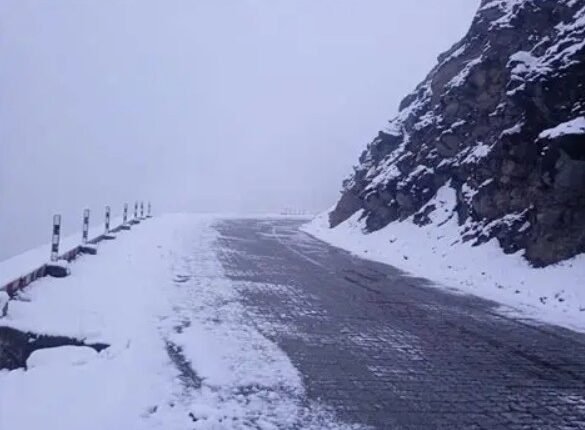 Fresh Snowfall Closes Bandipora–Gurez Road at Razdan Top