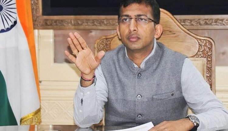 Div Com Kashmir reviews progress of transit accommodation for migrant employees