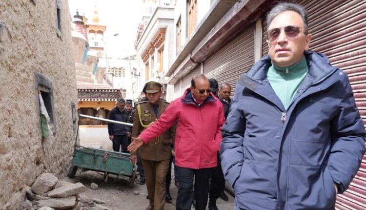 Shri Saxena calls for improving civic infrastructure without tampering with heritage architecture of town