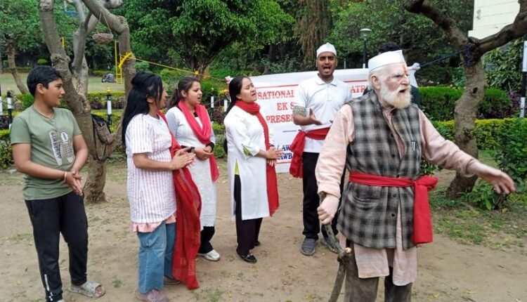 Ek Sath Rangmandal stages powerful anti-drug street play in Jammu