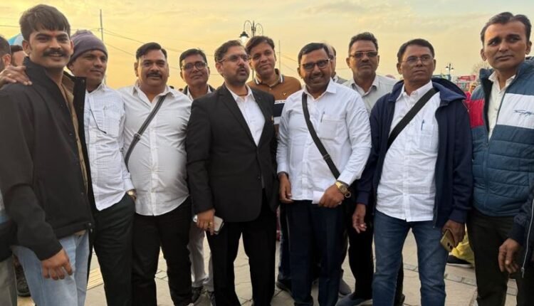 Satish Sharma interacts with tourists in Srinagar; reviews facilities at Mughal Gardens