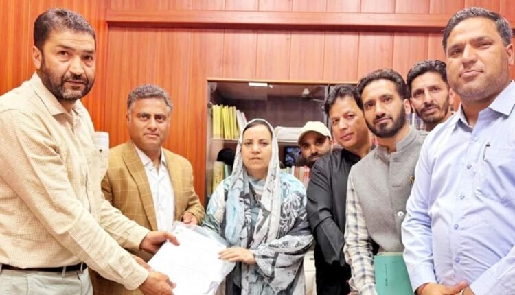 Sakeena Itoo interacts with representatives of NHM Employees Association, assures redressal of genuine grievances