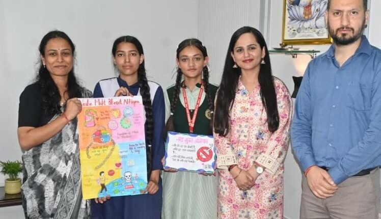 Director Information felicitates Winners of ‘Talent Vista-Poster Making, Slogan Writing Competition on Nasha Mukt Abhiyaan’ at Jammu