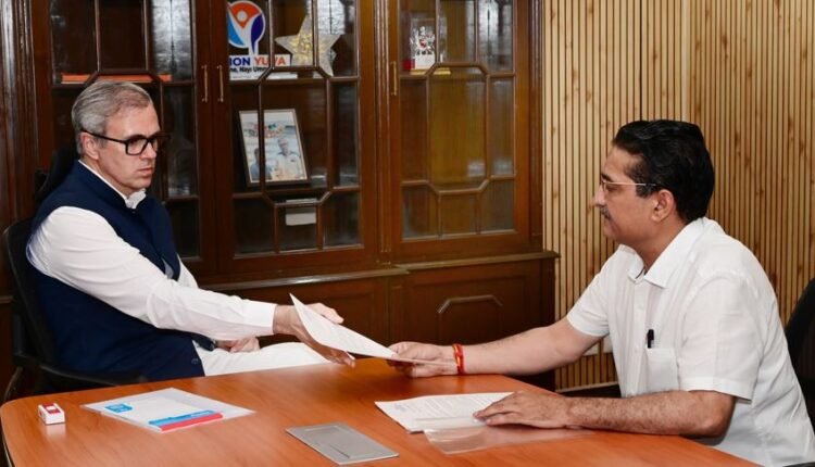 CM Omar Abdullah discusses key developmental issues with