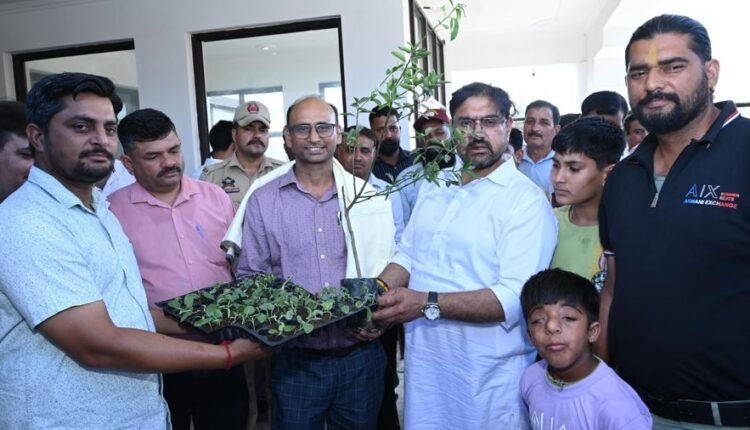 J&K Government Awardee Yashpaul Nirmal honoured at Late Madan Lal Sharma anniversary event