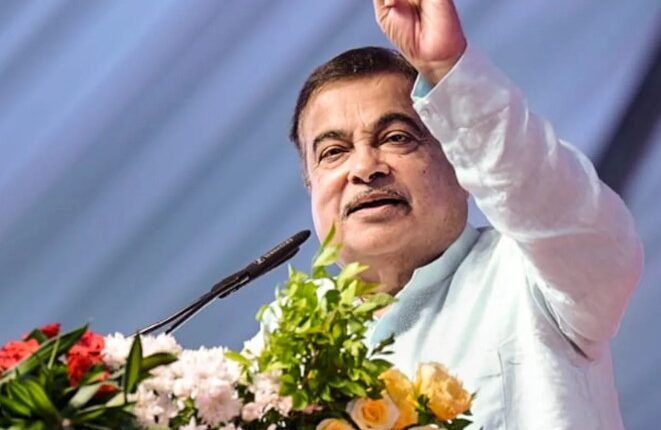 Gadkari Chooses Bus Travel, Slashes Official Convoy by Half