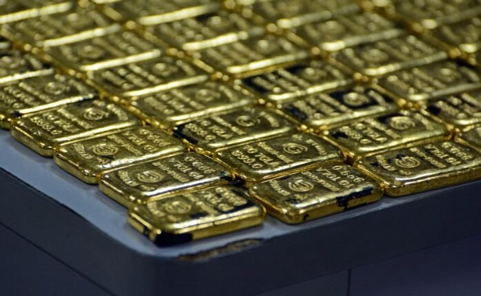 Gold Prices Rise as Weak Dollar Boosts Market Ahead of Trump-Xi Meeting