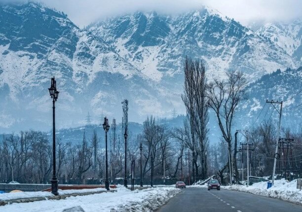 SSG Road Reopens for Two-Way Traffic After Snow Clearance, Divisional Commissioner Kashmir Issues Travel Advisory
