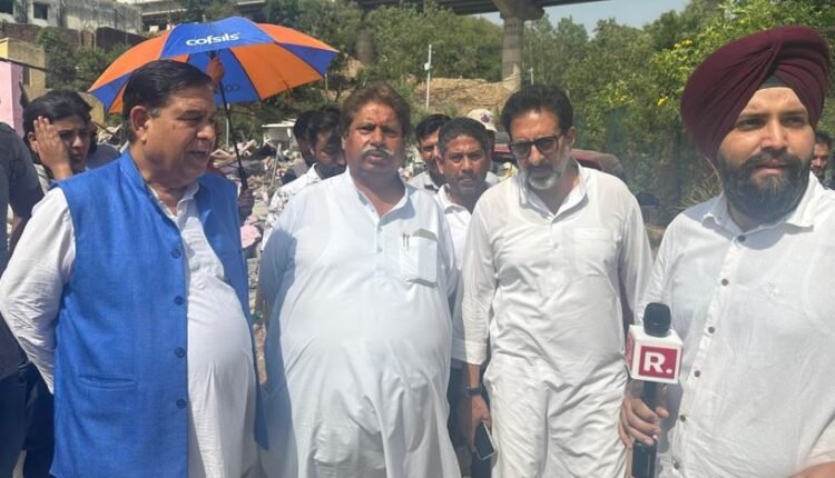 Bhalla led fact finding congress team visits demolishan site at Bandi, Bhau