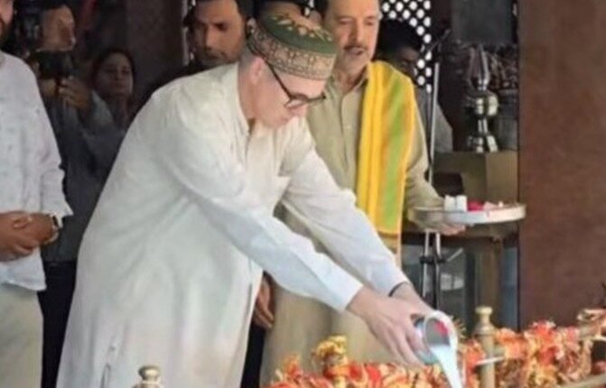 CM Omar Abdullah Offers Prayers at Kheer Bhawani Shrine in Ganderbal