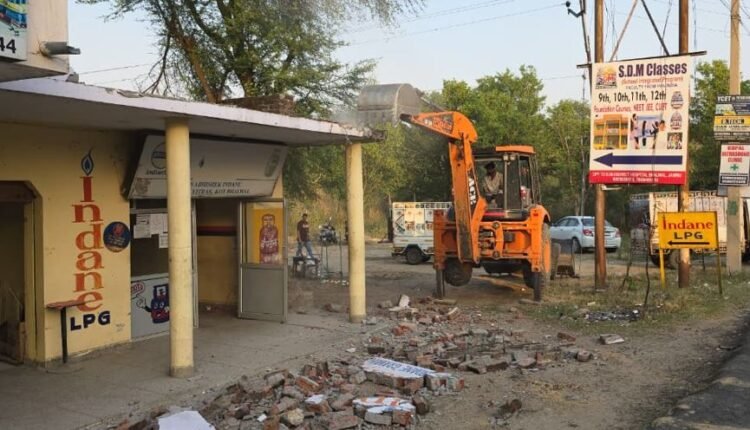 District administration demolishes four illegal shops on State land in Bhalwal