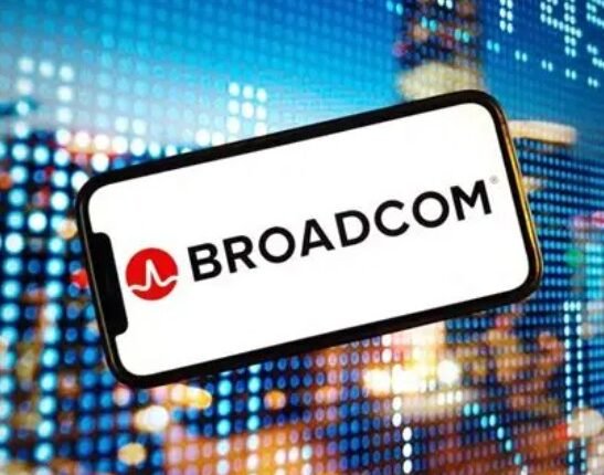 Apple Locks In $30 Billion Broadcom Chip Deal to Deepen US Supply Chain Push