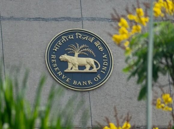 RBI Confronts $100 Billion Test After Record Rupee Defence