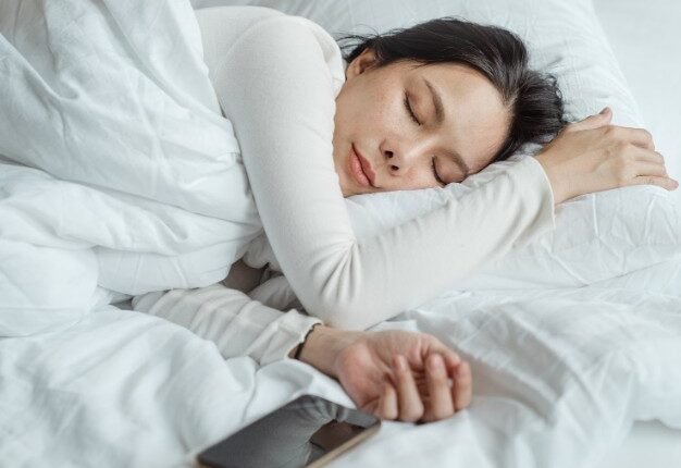 Doctors Advise Better Sleep Habits as Rising Stress Levels Affect Public Health