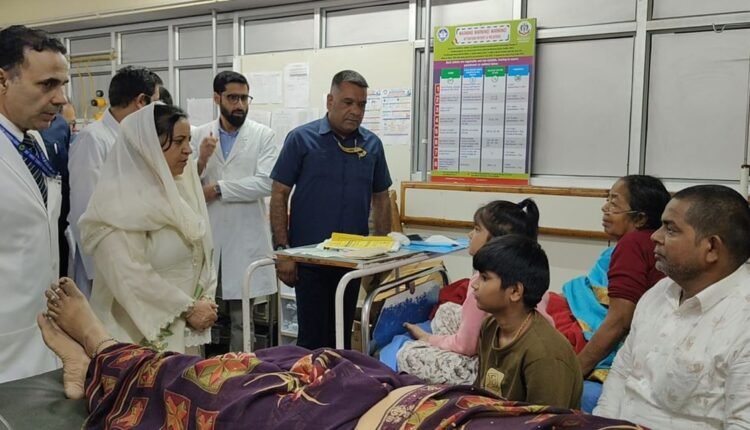 Sakeena Itoo visits SKIMS Soura, reviews treatment of injured Shri Amarnath Ji Yatra pilgrims