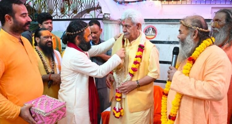 Lieutenant Governor pays obeisance at ancient Shri Ram Mandir at Purani Mandi Jammu